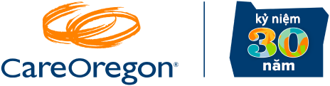 Logo CareOregon bên cạnh đường viền của Oregon có dòng chữ kỷ niệm 30 năm